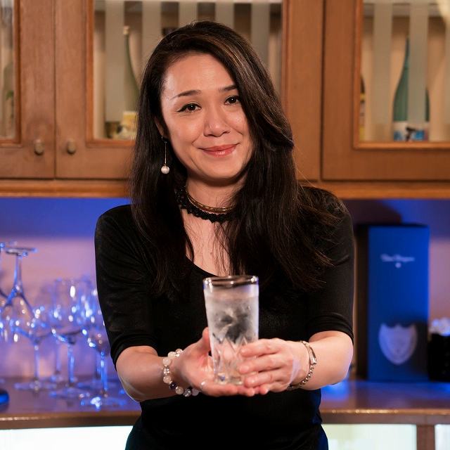 南の島、奄美の夜にホッと一息、語り合う 「スナック ティファニー」 - オンラインスナック横丁